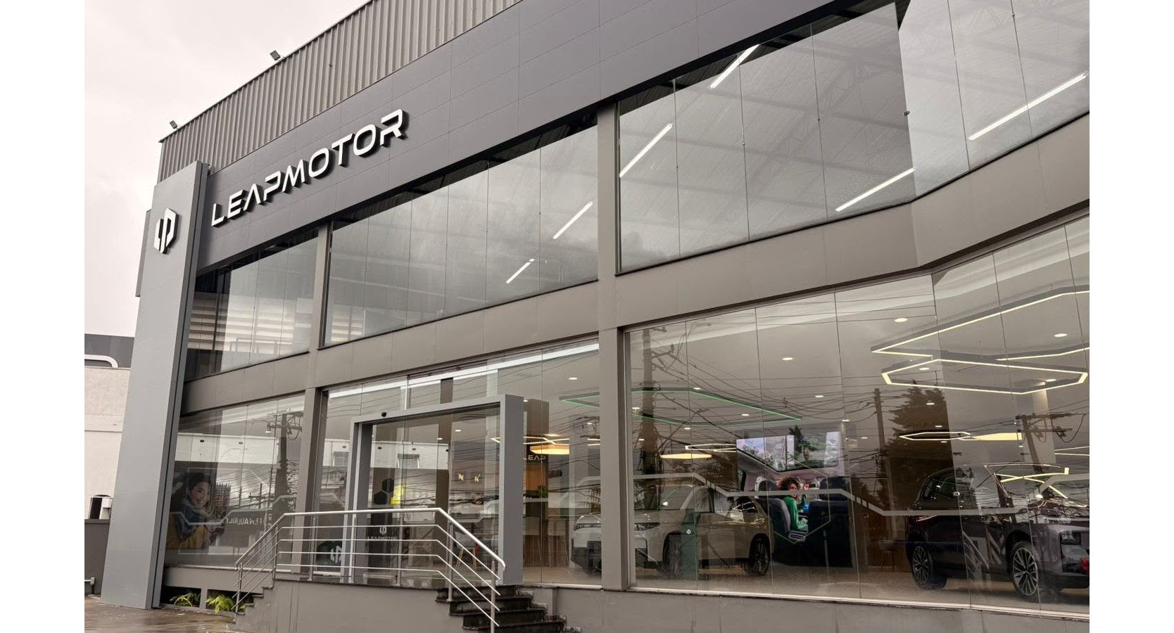 Leapmotor cresce ao ritmo de uma nova loja a cada três dias até julho de 2026