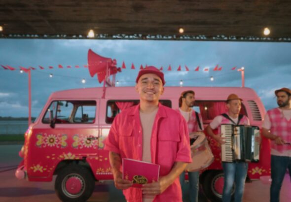 Sonho de Valsa transforma Kombi em carro de som para declarações de amor nas ruas de Recife com João Gomes