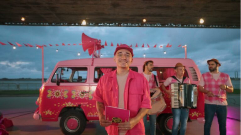 Sonho de Valsa transforma Kombi em carro de som para declarações de amor nas ruas de Recife com João Gomes