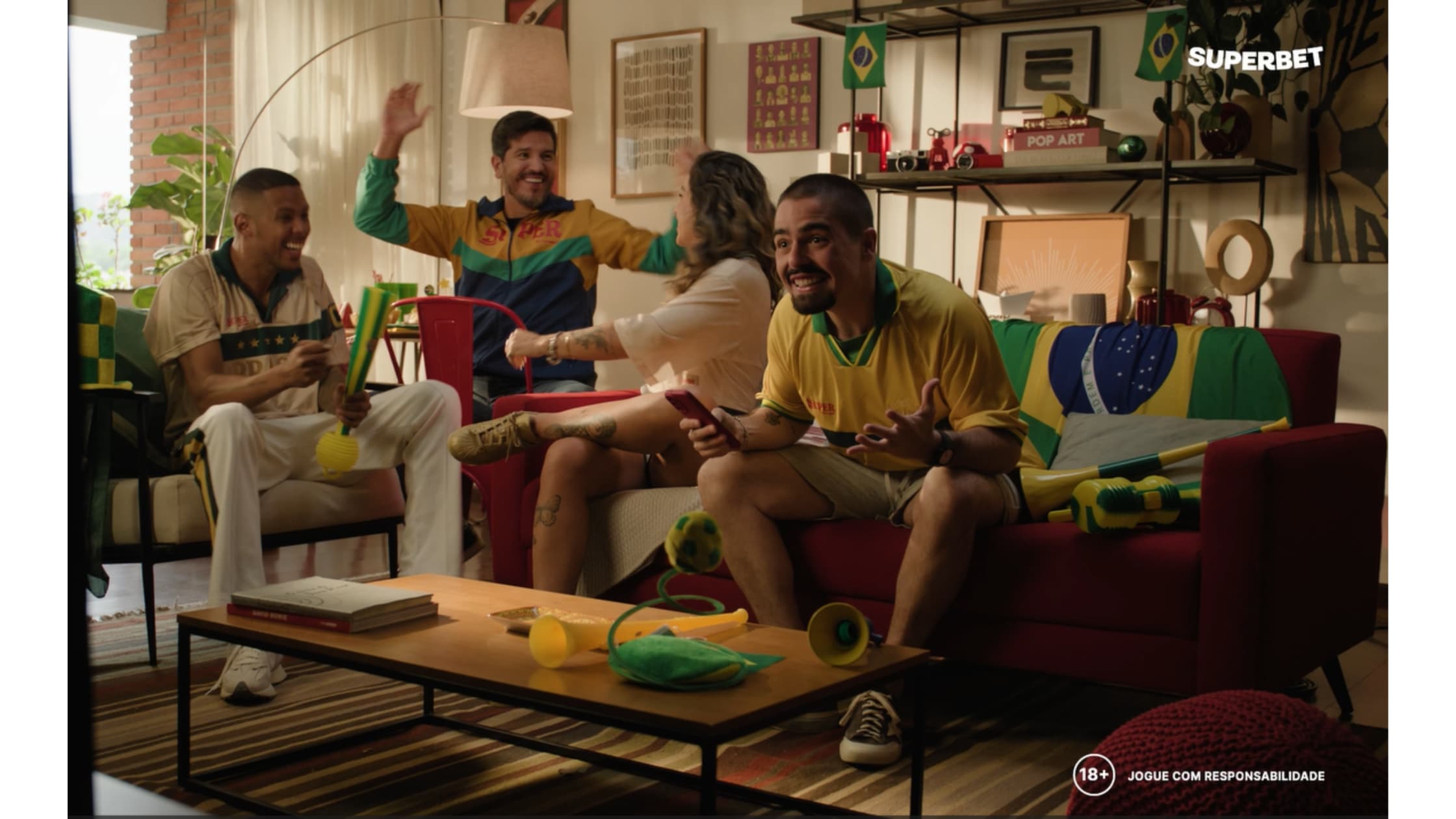 Superbet reúne João Silva, Cafu e embaixadores em campanha sobre a dinâmica do jogo gratuito ‘Passa a Bola’